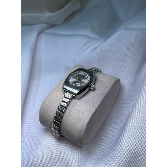 Bolivia Electra Silver Toned Adjustable 360 Windomatic Ladies Wristwatch - Picture 2 of 6